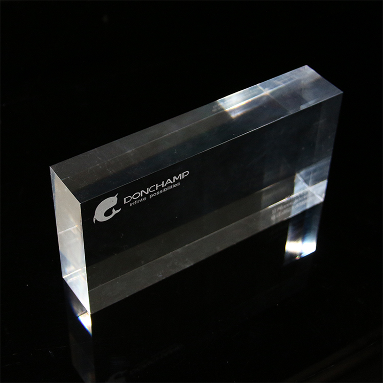 亚克力板VS玻璃：材料特性与应用场景的对比分析