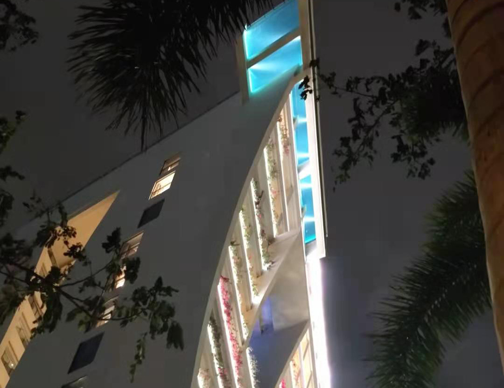 三亚康年酒店亚克力高空悬挑泳池